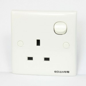 AC 250V 13A 3 Pin UK Single Gang Square Wall Panel Switch Outlet Plate White